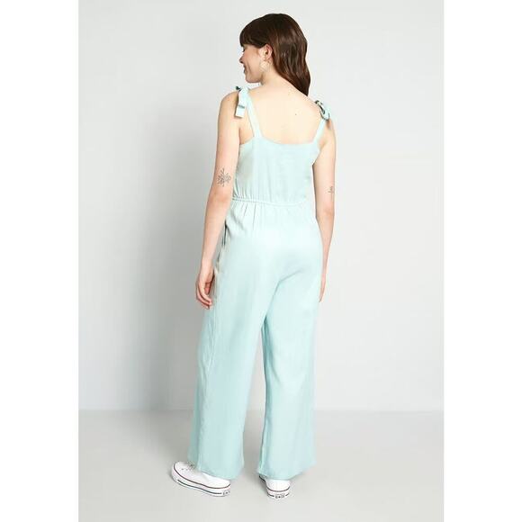 MODCLOTH Every Waking Momentum Jumpsuit Blue Linen Blend Tie-Shoulder - Sz M NWT - Picture 2 of 4